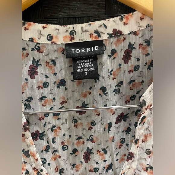 Beautiful Woman’s Sheer Duster by Torrid Size 0 (equivalent to size 12) - Picture 7 of 9